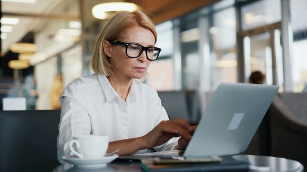 Calculatrice, lunettes et stylo sur des relevés